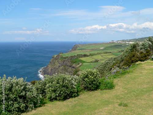 Blick vom Aussichtspunkt Vigia de Baleias auf die Nordküste von Terceira, Azoren, Portugal