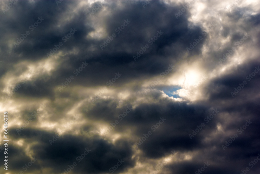 Obraz premium golden clouds in dramatic light