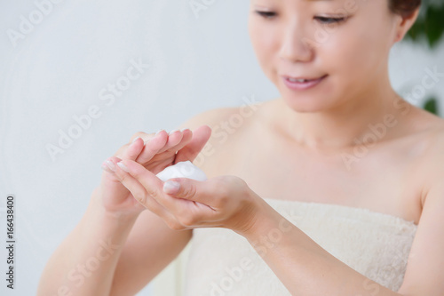 石鹸を泡立てる女性