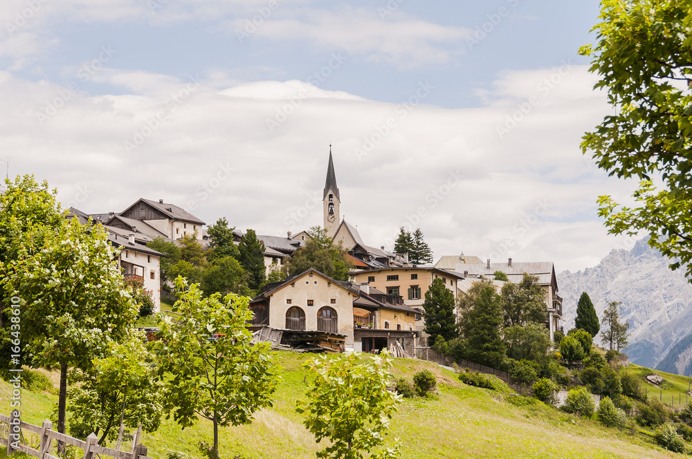 Guarda, Dorf, Kirche, Kirchturm, Engadin, Unterengadin, Alpen, Schweizer Berge, Wanderweg, Landwirtschaft, Sommer, Schweiz