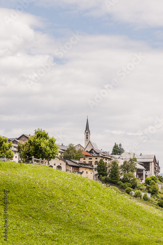 Guarda, Dorf, Kirche, Bergdorf, Engadin, Unterengadin, Wanderweg, Bergbauer, Alpen, Schweizer Berge, Graubünden, Sommer, Schweiz