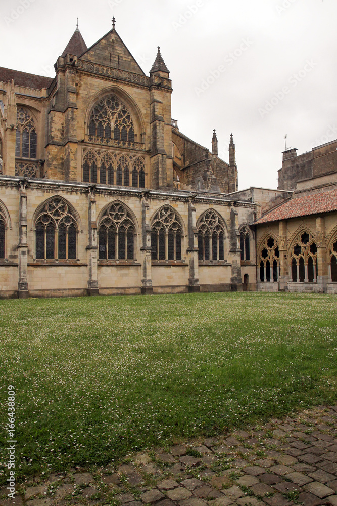 Fototapeta premium cathedral yard bayonne