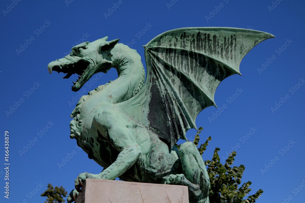 Drache an der Drachenbrücke von Ljubljana, Slowenien bei blauem Himmel