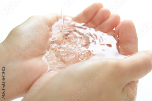 水をすくう女性の手 Stock 写真 Adobe Stock
