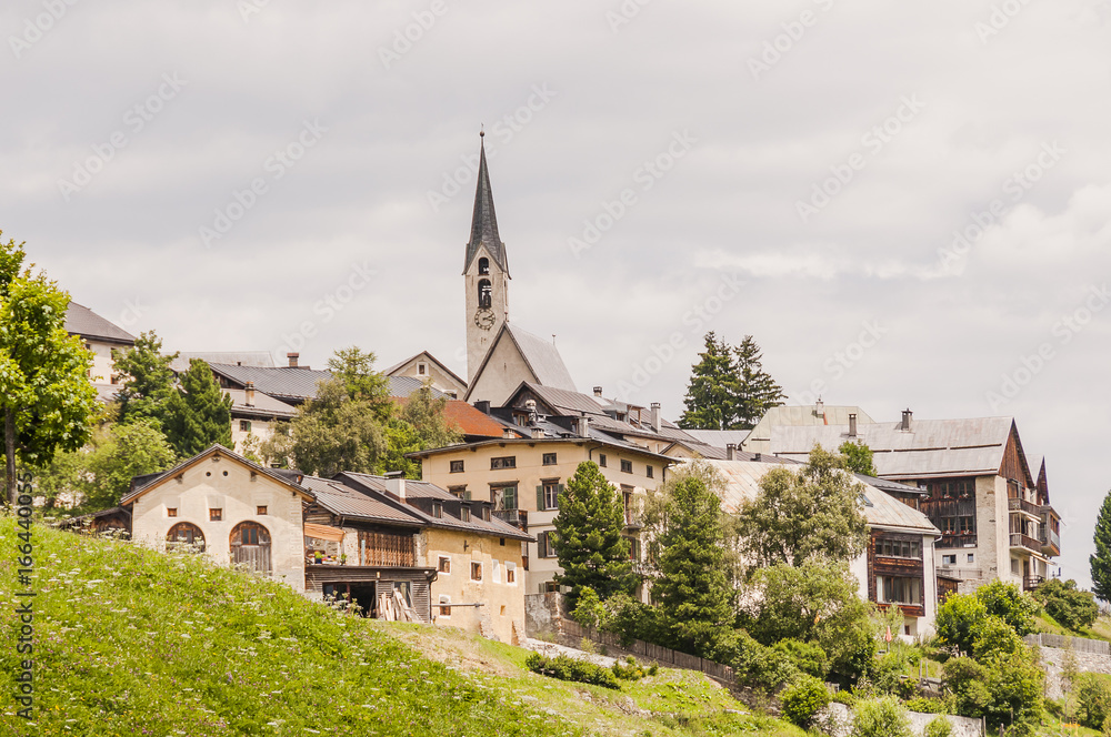 Guarda, Dorf, Bergdorf, Dorfkirche, Kirche, Wanderweg, Holzbrunnen, Engadin, Unterengadin, Alpen, Graubünden, Sommer, Schweiz