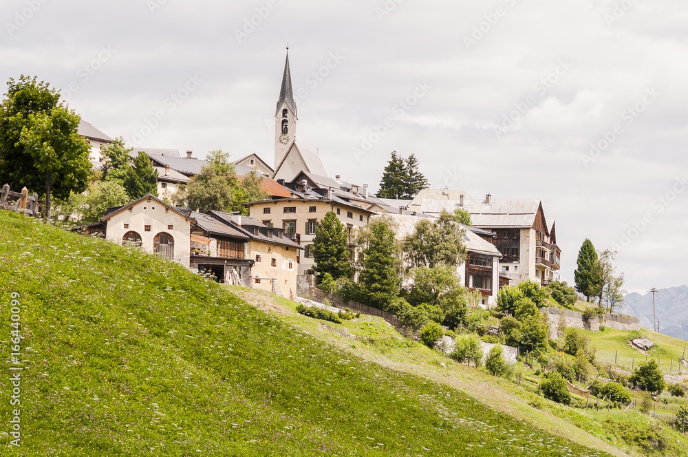 Guarda, Dorf, Bergdorf, Kirche, Dorfkirche, Engadin, Unterengadin, Wanderweg, Via Engiadina, Alpen, Schweizer Berge, Graubünden, Sommer, Schweiz Guarda, Dorf, Bergdorf, Kirche, Dorfkirche, Engadin, Unterengadin, Wanderweg, Via Engiadina, Alpen, Schweizer Berge, Graubünden, Sommer, Schweiz