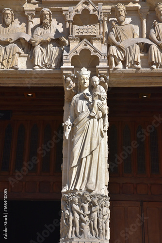 Vierge à l'Enfant sur la façade de Notre-Dame à Paris, France photo