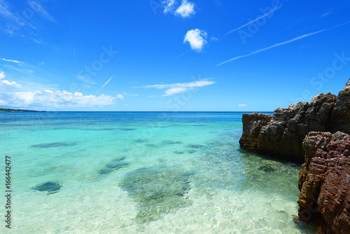 美しい沖縄の海と夏空