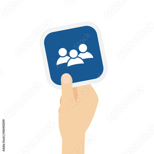 Hand hält Bierdeckel mit Gruppe