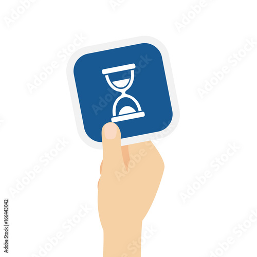 Hand hält Bierdeckel mit Sanduhr