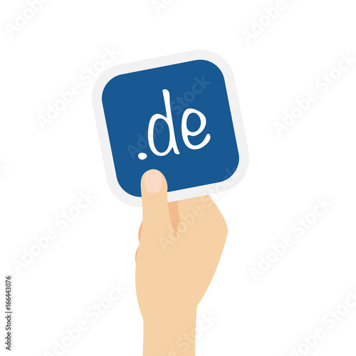 Hand hält Bierdeckel mit .de in Handschrift