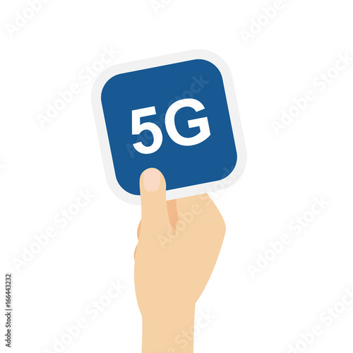 Hand hält Bierdeckel mit 5G Symbol