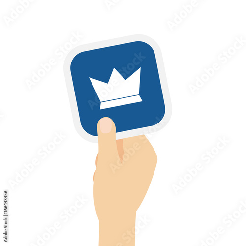 Hand hält Bierdeckel mit Krone