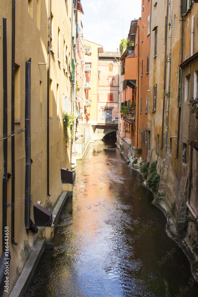 BOLOGNA, ITALIA - LUGLIO 22, 2017: canale d'acqua che scorre sotto la Via Piella - Emilia Romagna