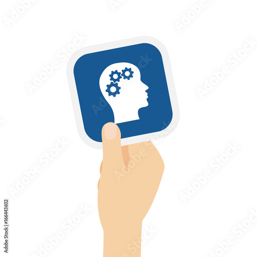 Hand hält Bierdeckel mit Gesicht im Profil mit Zahnrädern