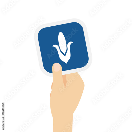 Hand hält Bierdeckel mit Mais