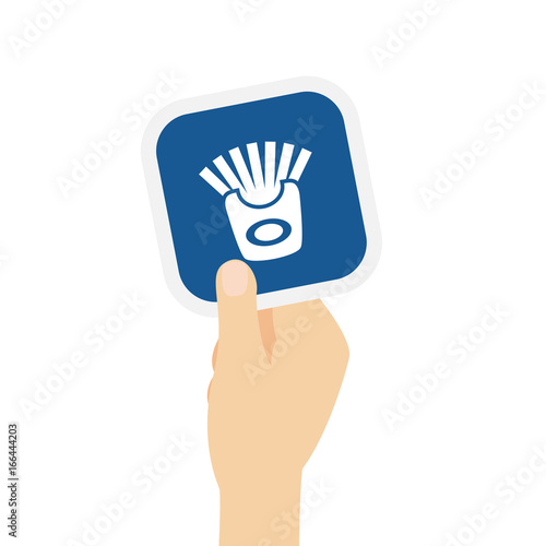 Hand hält Bierdeckel mit Pommes