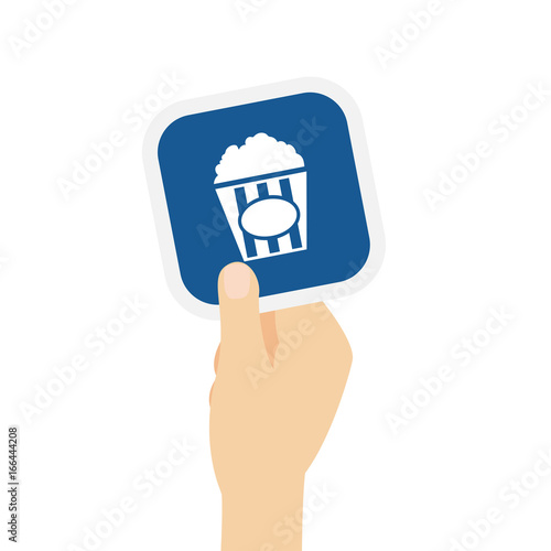 Hand hält Bierdeckel mit Popcorneimer