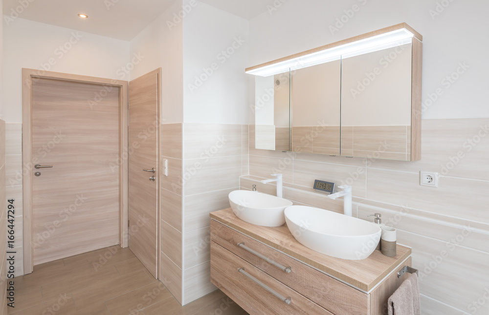 Modernes Badezimmer in Brauntönen mit LED-Spots Stock Photo | Adobe Stock