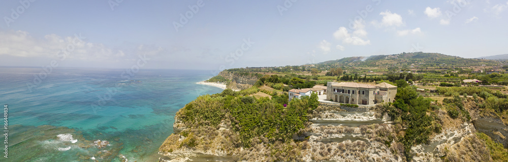 Panoramica spiaggia di Ricadi, Torre Marino, Capo Vaticano, promontorio vista aerea, scogli e sabbia. Vacanza estive in Calabria, Italia Panoramica spiaggia di Ricadi, Torre Marino, Capo Vaticano, promontorio vista aerea, scogli e sabbia. Vacanza estive in Calabria, Italia