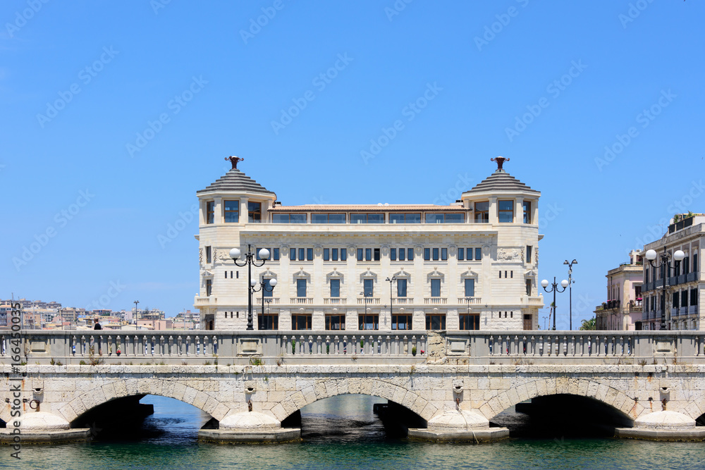 Brücke mit Palazzo in Syrakus-Ortigia Sizilien