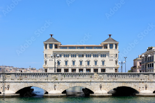 Brücke mit Palazzo in Syrakus-Ortigia Sizilien © penofoto.de