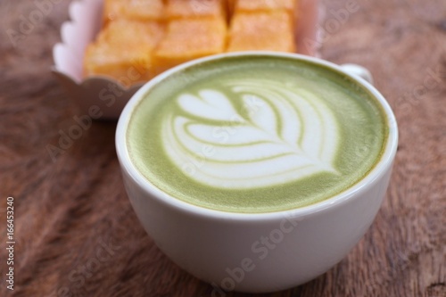 hot green tea with bread