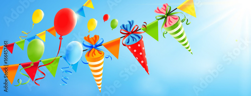 Bunte Schultüten Girlande mit Luftballons und sonnigem Himmel Hintergrund