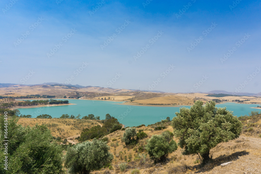 Sicht über Landschaft mit Blick auf einen Stau See
