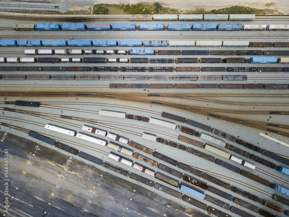 Obraz premium Widok z lotu ptaka na dworzec kolejowy