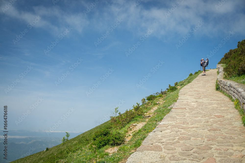 Φωτογραφία Family trip to Spain nature: father with a baby in a backpack hiking on the trai