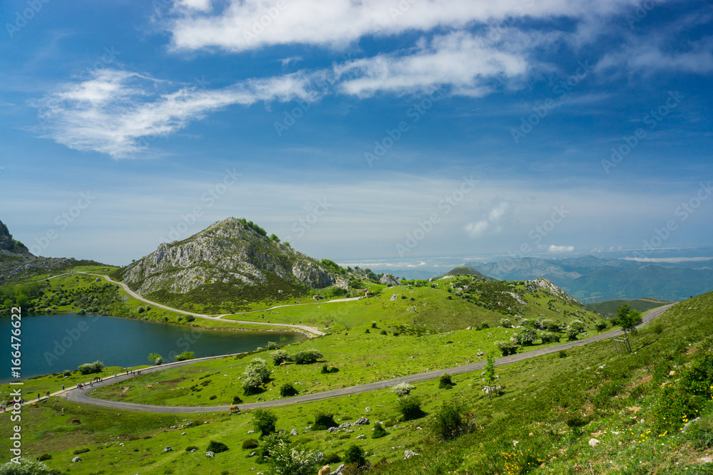 Φωτογραφία Beautiful nature of Spain: Covadonga mountain lakes in summer sunny day with blu