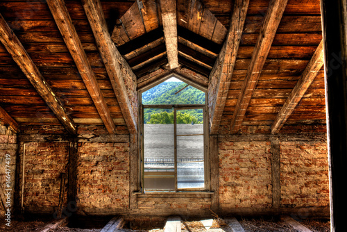 Fenster im Dachboden