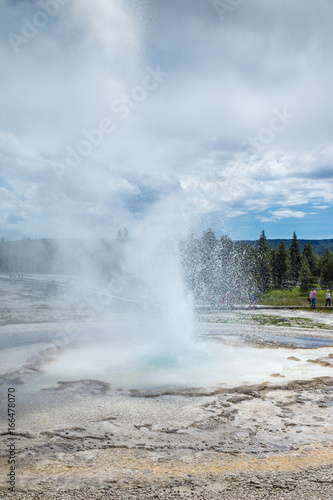 Eruption eines kleinen Geysirs im Yellowstone National Park  Wyoming