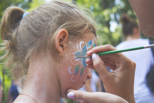 Wallpaper Mural little girl getting her face painted like a butterfly by face painting artist. Torontodigital.ca