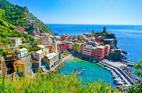 Fotografie View of the beautiful seaside of Vernazza village in summer in the Cinque Terre area, Italy