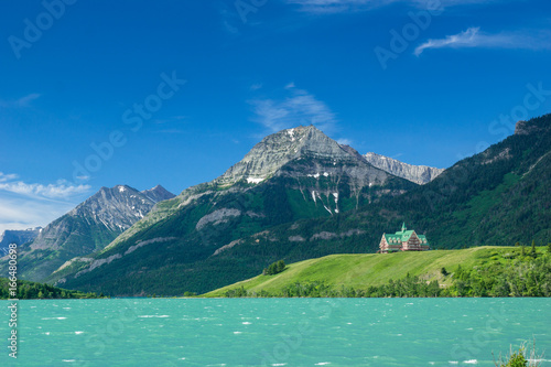 The Prince of Wales Hotel am Upper Waterton Lake, Waterton Lakes Nationalpark, Alberta, Canada photo