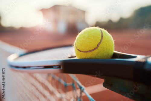 Piłka tenisowa z rakietą na korcie tenisowym. Sport, koncepcja rekreacji