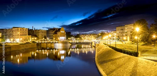 Naklejka na ścianę Wieczorne zdjęcie rzeki i budynków Ostrowa Tumskiego Wrocław, Polska