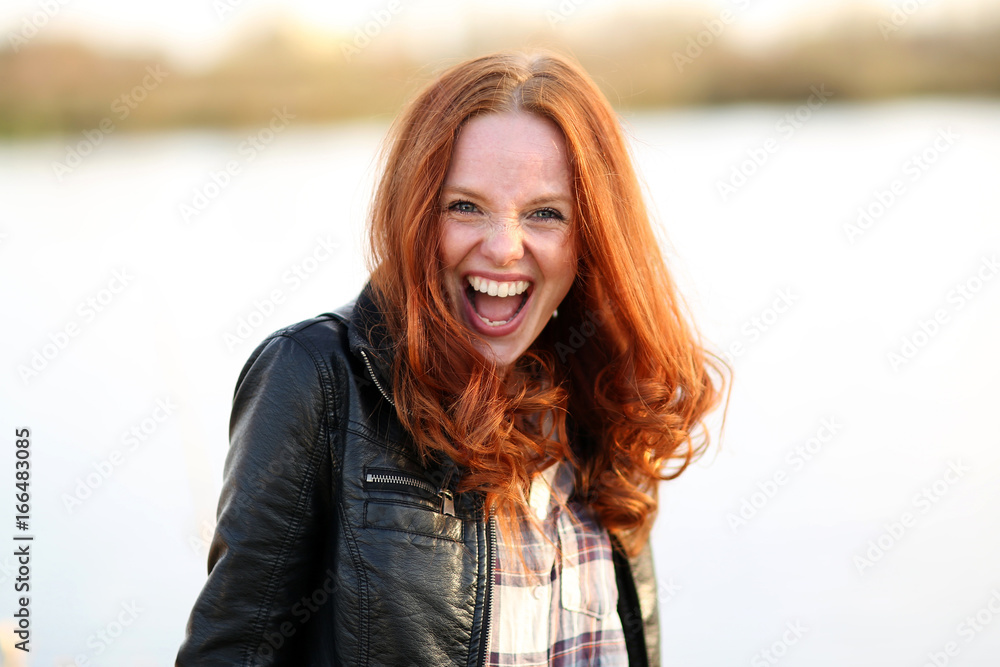 Hübsche rothaarige Frau lacht