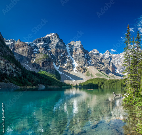Tableau sur toile Türkisfarbener Moraine Lake im Banff Nationalpark, Alberta, Canada