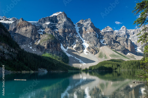 T  rkisfarbener Moraine Lake im Banff Nationalpark  Alberta  Canada