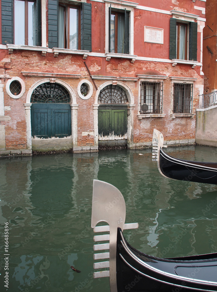 Portes typiques et gondoles à Venise