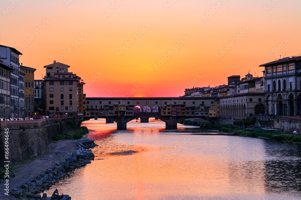Obraz premium Sunset at Ponte Vecchio (Old Bridge) over the river Arno in Florence, Italy