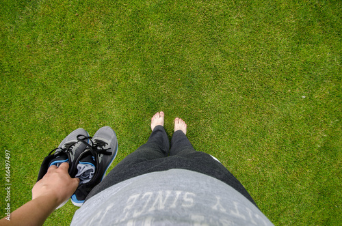 Obraz na płótnie bare feet on green grass