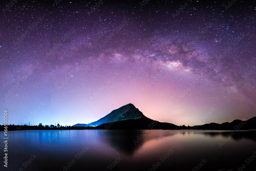 Fototapeta premium nocny krajobraz góry i droga mleczna tło galaktyki, tajlandia, długa ekspozycja, słabe oświetlenie