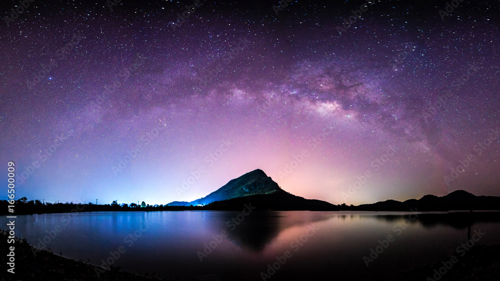 Naklejka premium nocny krajobraz gór i milkyway galaktyka tło, tajlandia, długa ekspozycja, słabe światło
