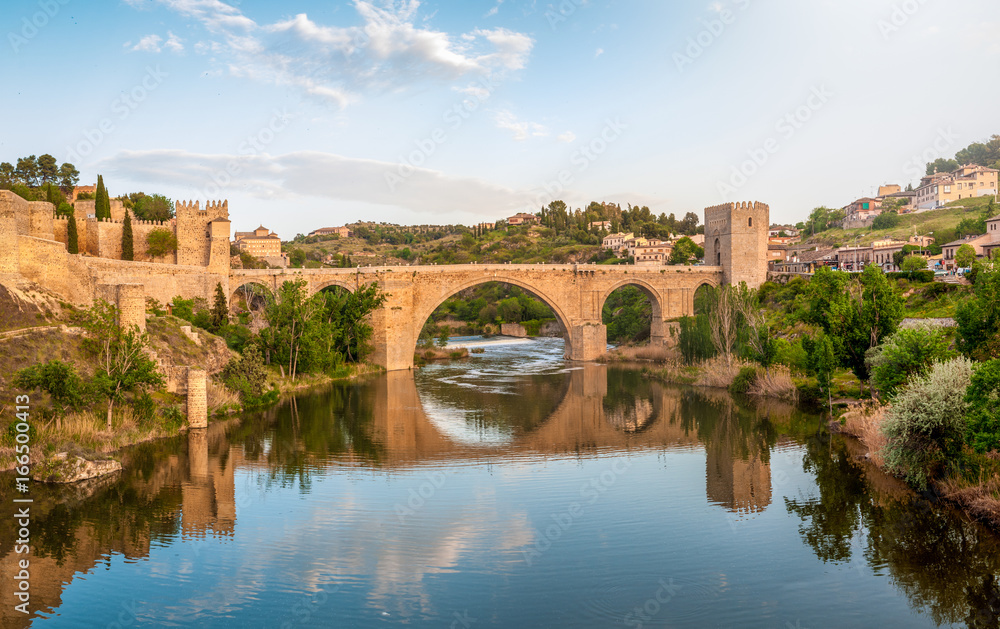 Panorama of famous Toledo bridge in Spain, Europe. - obrazy, fototapety, plakaty 
