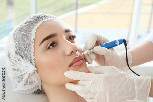 Young woman having permanen...