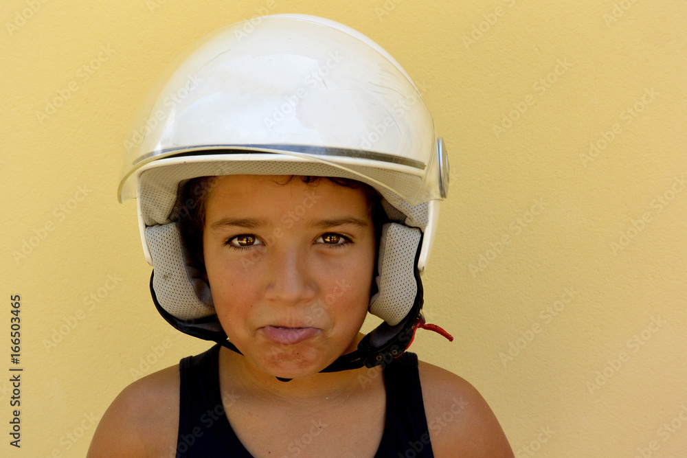 El niño con el casco de la moto El niño con el casco de la moto